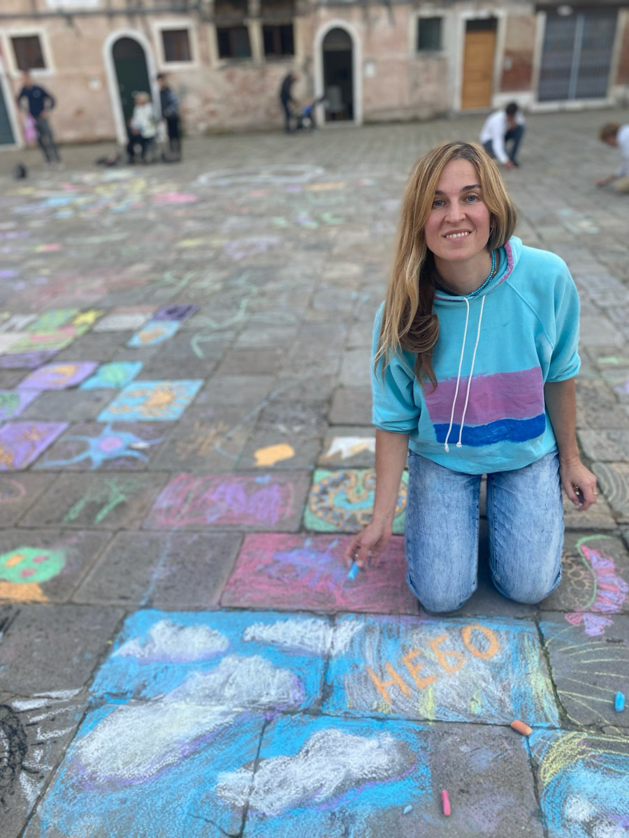 Художница и искусствовед Екатерина Верна обитает в Венеции уже тринадцать лет. Почему она любит этот город, в действительности ли он через несколько десятилетий полностью уйдет под воду и чем пахнут его каналы — жительница одного из самых романтичных и загадочных мест поведала «Ключ-Медиа».