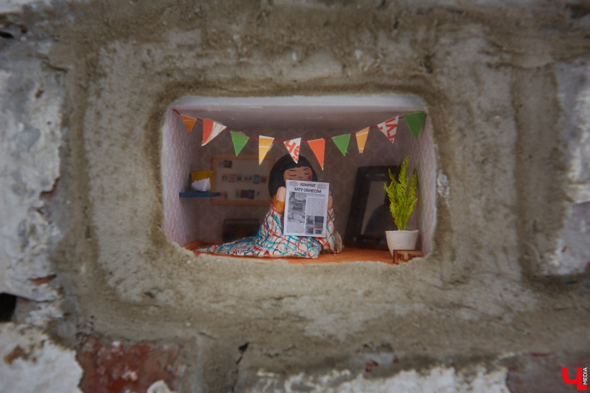 Лето в лагере — один из самых ярких моментов детства. Одна смена как целая жизнь. Воспеть прекрасное время решили владимирские художники Регина Яфасова и Федор Карпов. В одном из строений они спрятали очередную миниатюру, на этот раз отправляющую в ностальгическое путешествие.