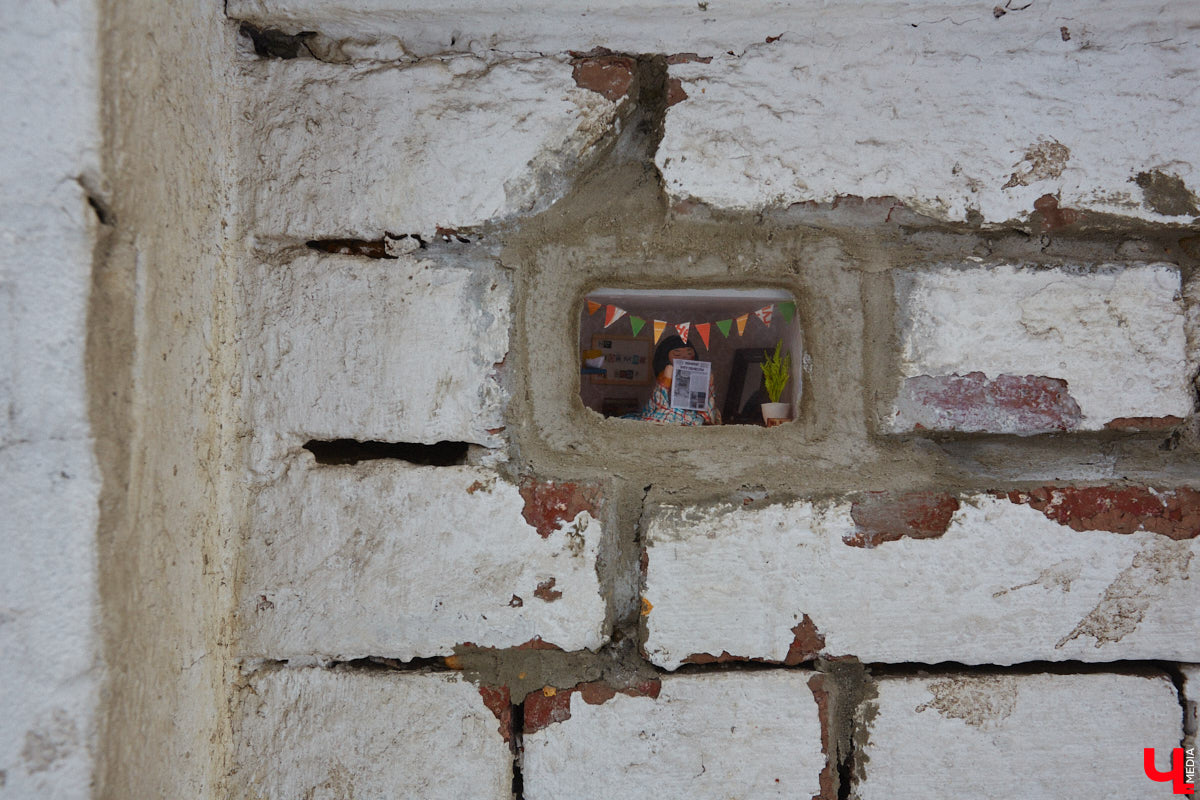 Лето в лагере — один из самых ярких моментов детства. Одна смена как целая жизнь. Воспеть прекрасное время решили владимирские художники Регина Яфасова и Федор Карпов. В одном из строений они спрятали очередную миниатюру, на этот раз отправляющую в ностальгическое путешествие.