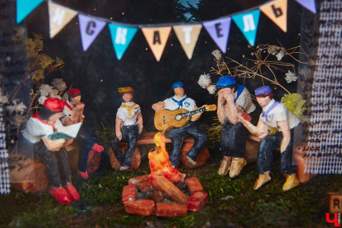 Лето в лагере — один из самых ярких моментов детства. Одна смена как целая жизнь. Воспеть прекрасное время решили владимирские художники Регина Яфасова и Федор Карпов. В одном из строений они спрятали очередную миниатюру, на этот раз отправляющую в ностальгическое путешествие.