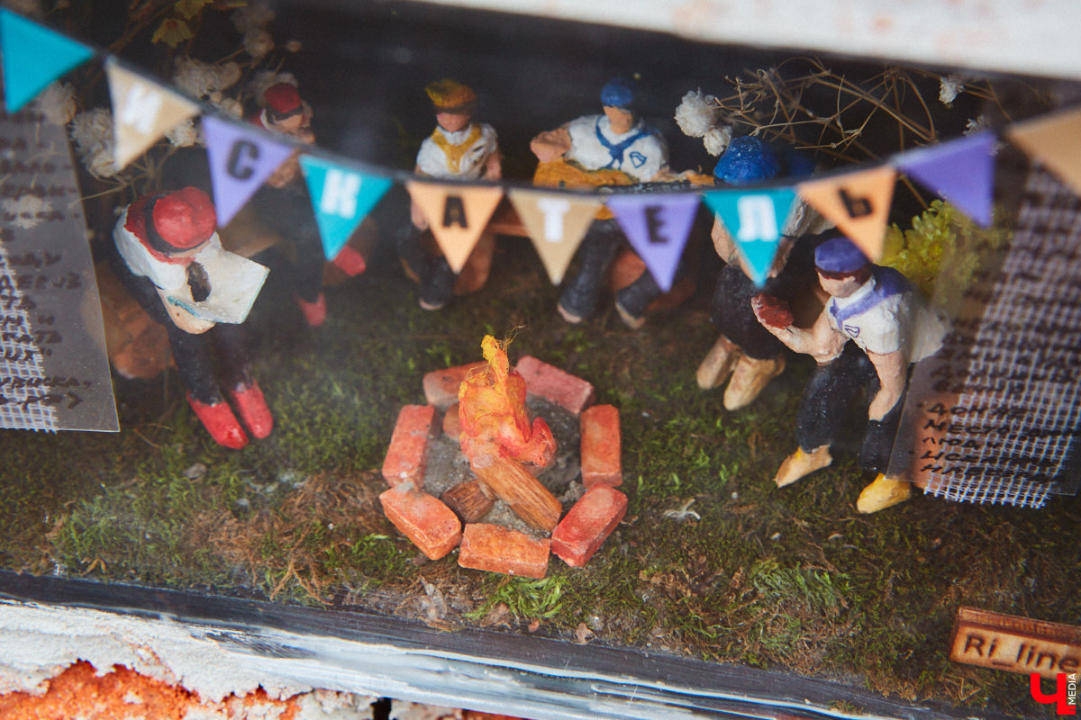 Лето в лагере — один из самых ярких моментов детства. Одна смена как целая жизнь. Воспеть прекрасное время решили владимирские художники Регина Яфасова и Федор Карпов. В одном из строений они спрятали очередную миниатюру, на этот раз отправляющую в ностальгическое путешествие.