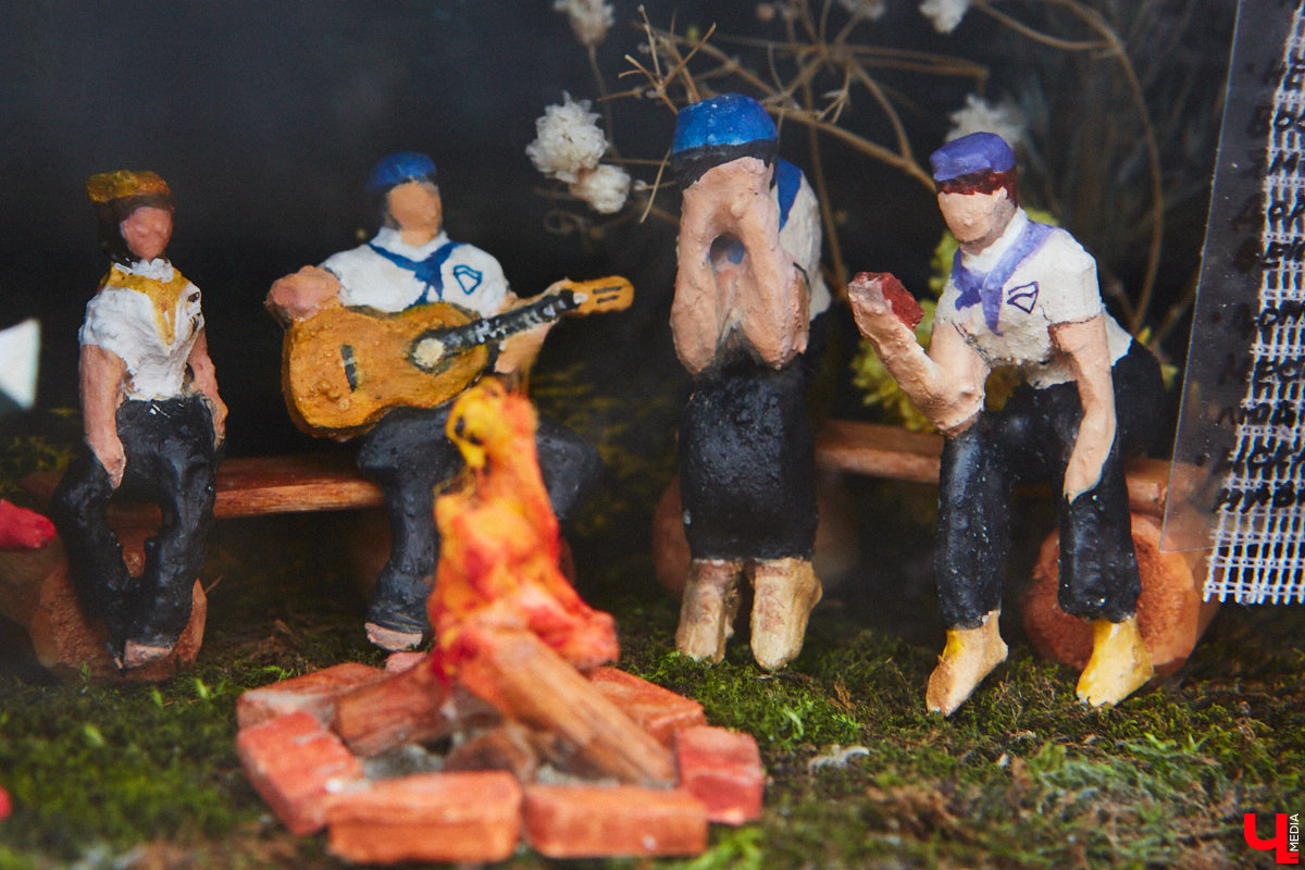 Лето в лагере — один из самых ярких моментов детства. Одна смена как целая жизнь. Воспеть прекрасное время решили владимирские художники Регина Яфасова и Федор Карпов. В одном из строений они спрятали очередную миниатюру, на этот раз отправляющую в ностальгическое путешествие.