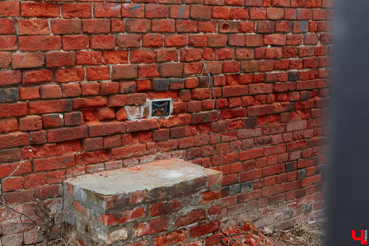 Лето в лагере — один из самых ярких моментов детства. Одна смена как целая жизнь. Воспеть прекрасное время решили владимирские художники Регина Яфасова и Федор Карпов. В одном из строений они спрятали очередную миниатюру, на этот раз отправляющую в ностальгическое путешествие.