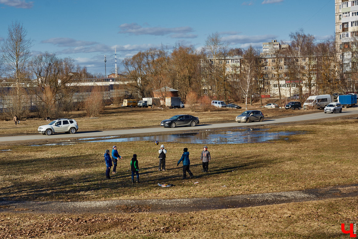 Весной так и тянет гулять, правда, во Владимире комфортных для этого пространств крайне мало. Даже благоустроенные ранее площадки не выдерживают смены сезонов и вновь требуют улучшений. «Ключ-Медиа» собрал пять зеленых зон, которые вскоре должны преобразиться, но к проектам у жителей есть вопросы.