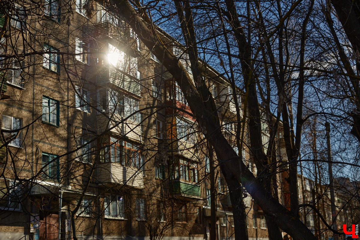 Весной так и тянет гулять, правда, во Владимире комфортных для этого пространств крайне мало. Даже благоустроенные ранее площадки не выдерживают смены сезонов и вновь требуют улучшений. «Ключ-Медиа» собрал пять зеленых зон, которые вскоре должны преобразиться, но к проектам у жителей есть вопросы.