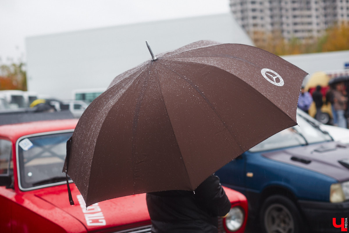 Только вчера ласково светило солнце, а сегодня ни один лучик не может пробиться через плотный тент облаков. Таков он, март! На прощанье весенний первенец решил удивить нас резкой сменой настроения. И тут никак без спойлера: вооружаемся зонтами, господа!