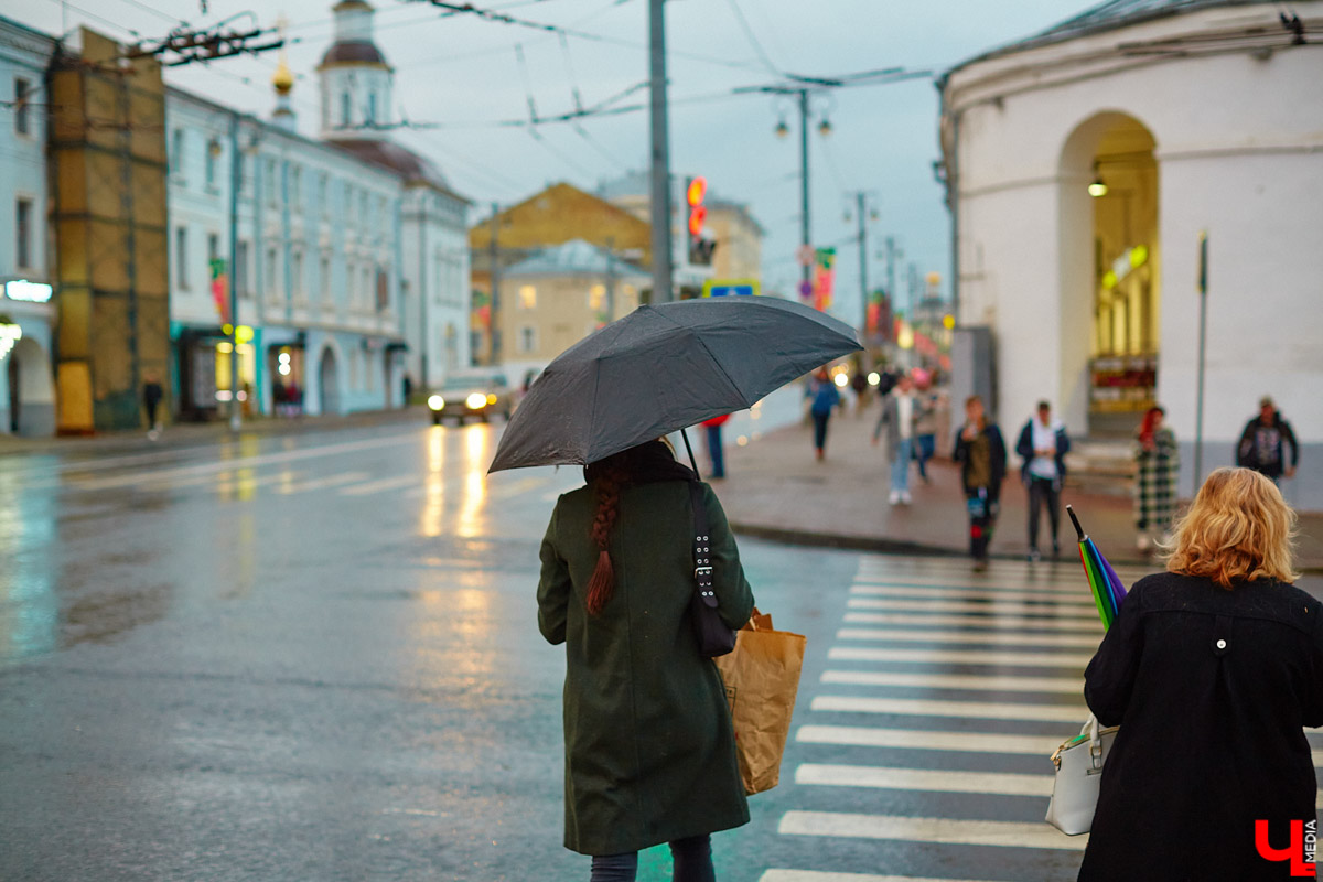 Только вчера ласково светило солнце, а сегодня ни один лучик не может пробиться через плотный тент облаков. Таков он, март! На прощанье весенний первенец решил удивить нас резкой сменой настроения. И тут никак без спойлера: вооружаемся зонтами, господа!