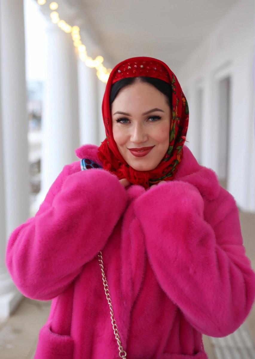 В прошлом году древний город принял рекордное число гостей. Но едут в музей под открытым небом не только ради всемирно известных достопримечательностей. Все чаще жемчужину Золотого кольца выбирают невесты для проведения девичника с национальным колоритом и зумеры, желающие больше узнать о традициях предков.