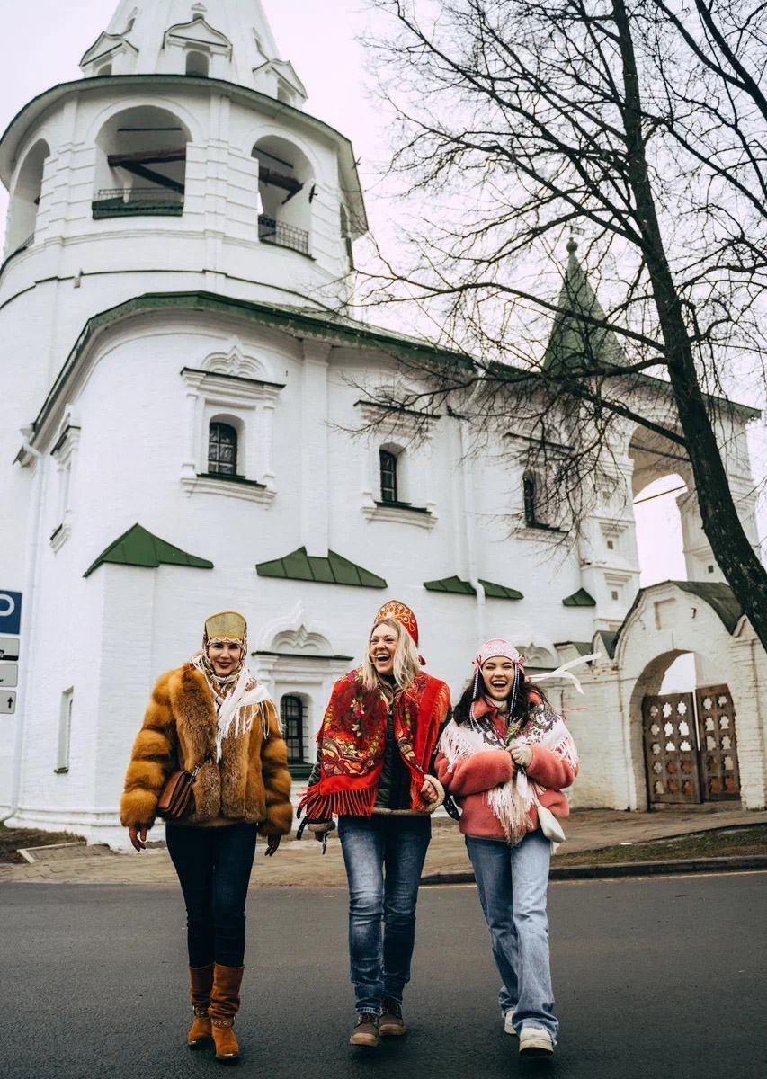 В прошлом году древний город принял рекордное число гостей. Но едут в музей под открытым небом не только ради всемирно известных достопримечательностей. Все чаще жемчужину Золотого кольца выбирают невесты для проведения девичника с национальным колоритом и зумеры, желающие больше узнать о традициях предков.