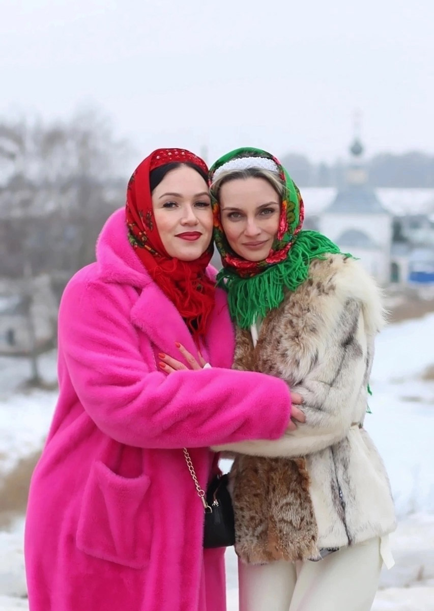 В прошлом году древний город принял рекордное число гостей. Но едут в музей под открытым небом не только ради всемирно известных достопримечательностей. Все чаще жемчужину Золотого кольца выбирают невесты для проведения девичника с национальным колоритом и зумеры, желающие больше узнать о традициях предков.