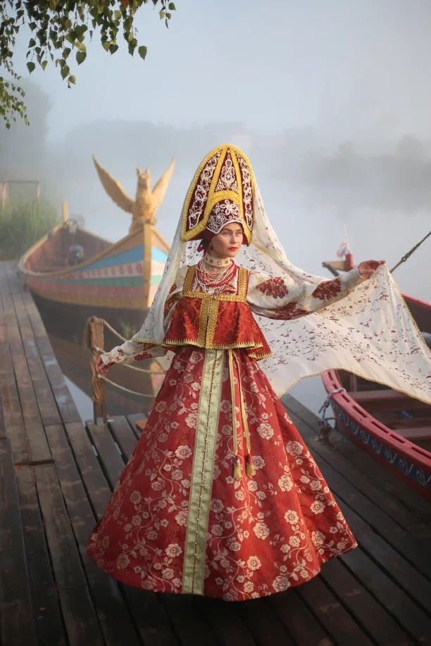 В прошлом году древний город принял рекордное число гостей. Но едут в музей под открытым небом не только ради всемирно известных достопримечательностей. Все чаще жемчужину Золотого кольца выбирают невесты для проведения девичника с национальным колоритом и зумеры, желающие больше узнать о традициях предков.