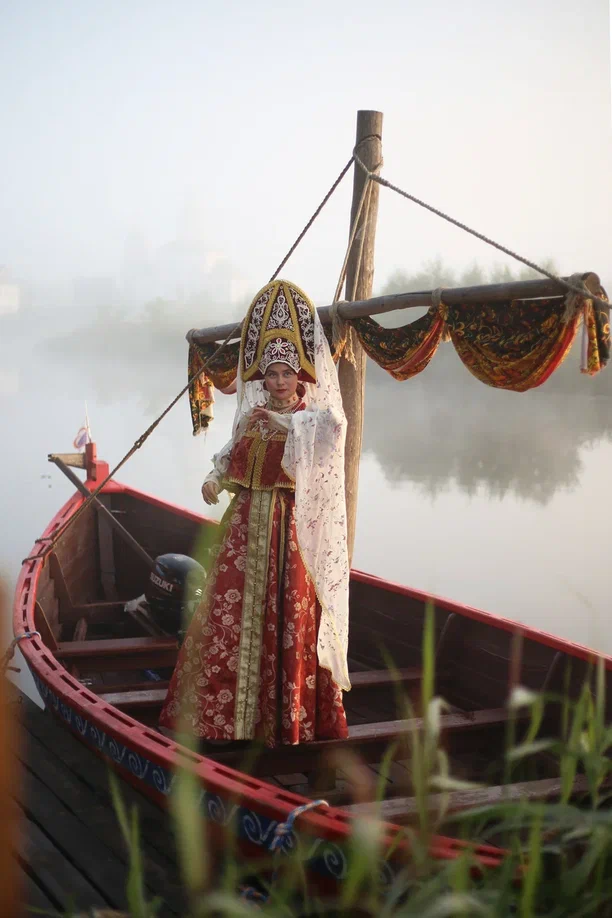В прошлом году древний город принял рекордное число гостей. Но едут в музей под открытым небом не только ради всемирно известных достопримечательностей. Все чаще жемчужину Золотого кольца выбирают невесты для проведения девичника с национальным колоритом и зумеры, желающие больше узнать о традициях предков.