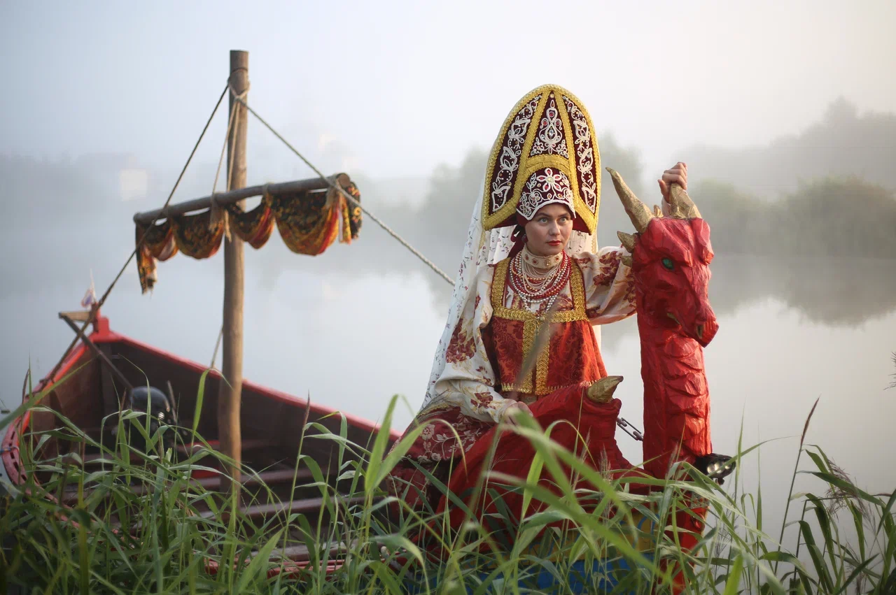 В прошлом году древний город принял рекордное число гостей. Но едут в музей под открытым небом не только ради всемирно известных достопримечательностей. Все чаще жемчужину Золотого кольца выбирают невесты для проведения девичника с национальным колоритом и зумеры, желающие больше узнать о традициях предков.
