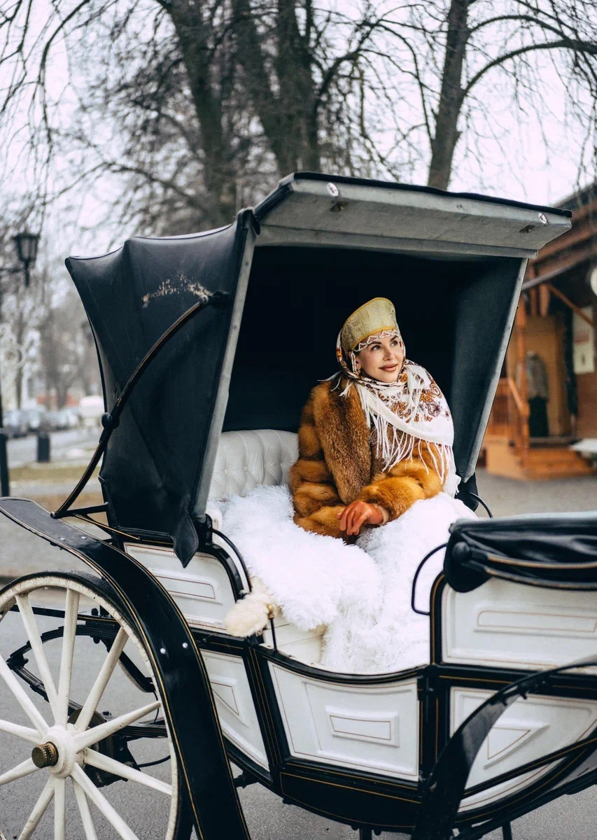 В прошлом году древний город принял рекордное число гостей. Но едут в музей под открытым небом не только ради всемирно известных достопримечательностей. Все чаще жемчужину Золотого кольца выбирают невесты для проведения девичника с национальным колоритом и зумеры, желающие больше узнать о традициях предков.