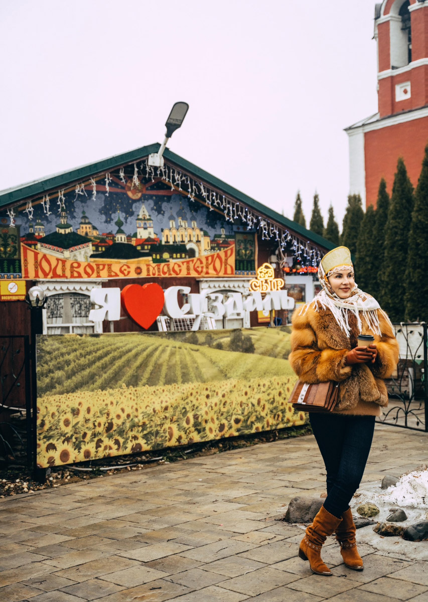 В прошлом году древний город принял рекордное число гостей. Но едут в музей под открытым небом не только ради всемирно известных достопримечательностей. Все чаще жемчужину Золотого кольца выбирают невесты для проведения девичника с национальным колоритом и зумеры, желающие больше узнать о традициях предков.