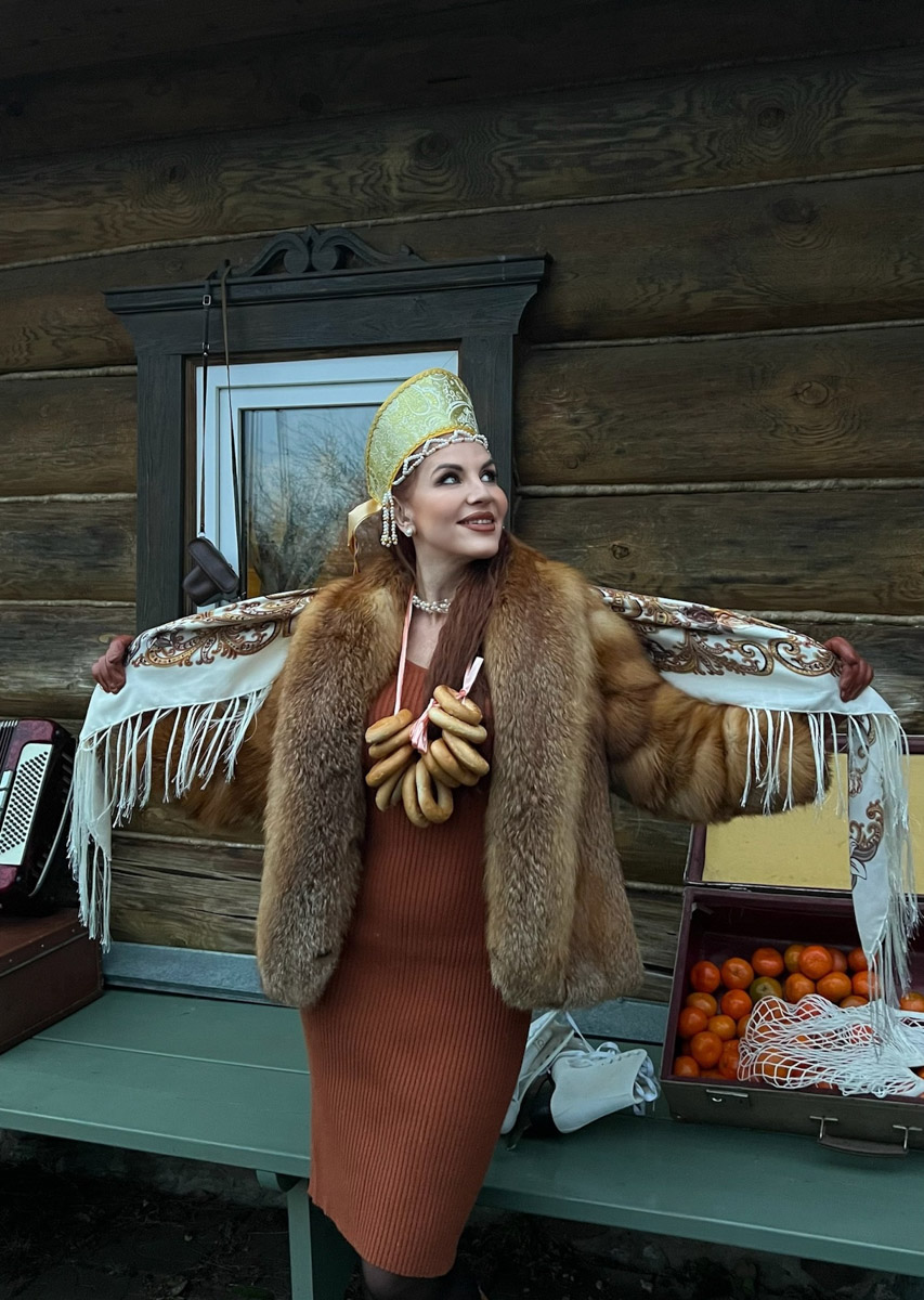 В прошлом году древний город принял рекордное число гостей. Но едут в музей под открытым небом не только ради всемирно известных достопримечательностей. Все чаще жемчужину Золотого кольца выбирают невесты для проведения девичника с национальным колоритом и зумеры, желающие больше узнать о традициях предков.