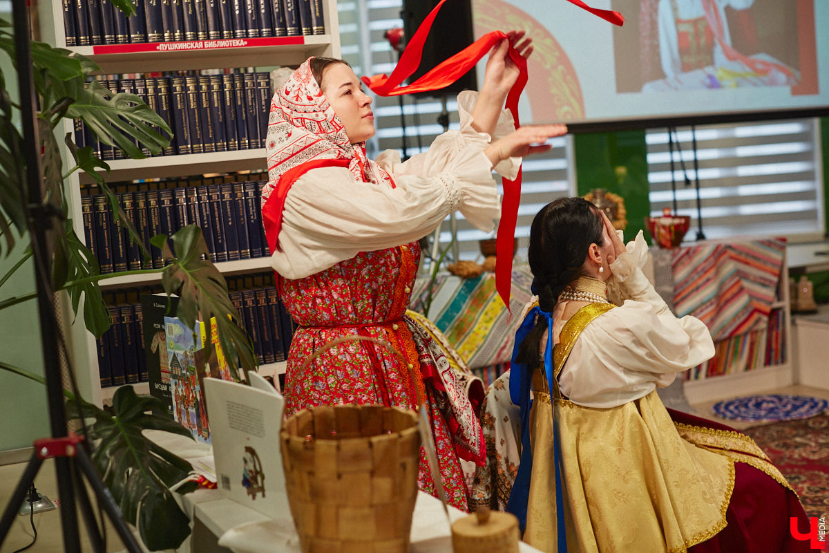 В прошлом году древний город принял рекордное число гостей. Но едут в музей под открытым небом не только ради всемирно известных достопримечательностей. Все чаще жемчужину Золотого кольца выбирают невесты для проведения девичника с национальным колоритом и зумеры, желающие больше узнать о традициях предков.