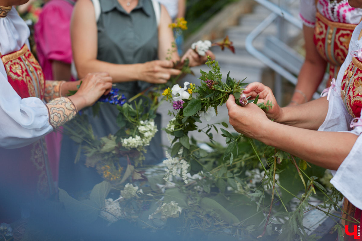 В прошлом году древний город принял рекордное число гостей. Но едут в музей под открытым небом не только ради всемирно известных достопримечательностей. Все чаще жемчужину Золотого кольца выбирают невесты для проведения девичника с национальным колоритом и зумеры, желающие больше узнать о традициях предков.