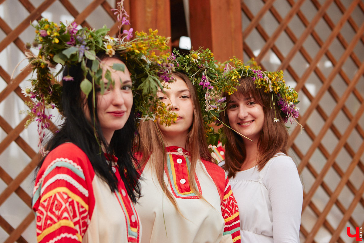 В прошлом году древний город принял рекордное число гостей. Но едут в музей под открытым небом не только ради всемирно известных достопримечательностей. Все чаще жемчужину Золотого кольца выбирают невесты для проведения девичника с национальным колоритом и зумеры, желающие больше узнать о традициях предков.