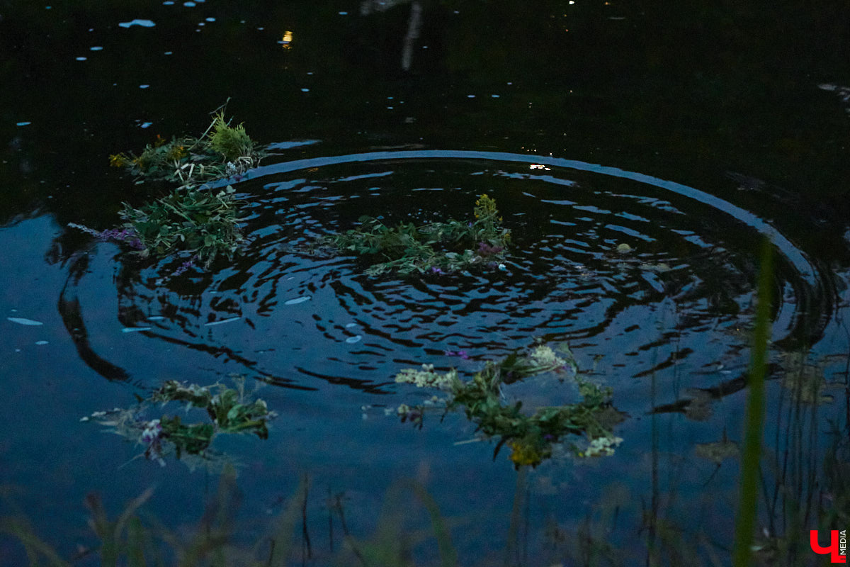 В прошлом году древний город принял рекордное число гостей. Но едут в музей под открытым небом не только ради всемирно известных достопримечательностей. Все чаще жемчужину Золотого кольца выбирают невесты для проведения девичника с национальным колоритом и зумеры, желающие больше узнать о традициях предков.