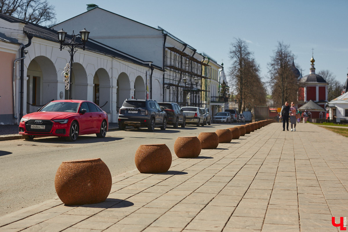 В прошлом году древний город принял рекордное число гостей. Но едут в музей под открытым небом не только ради всемирно известных достопримечательностей. Все чаще жемчужину Золотого кольца выбирают невесты для проведения девичника с национальным колоритом и зумеры, желающие больше узнать о традициях предков.