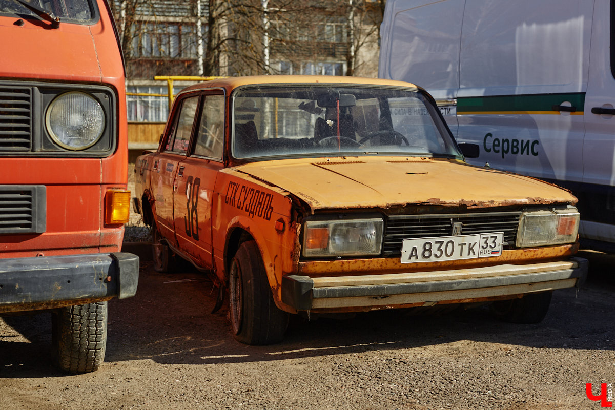 Гонщик из Суздаля Егор Астафьев покоряет локальные соревнования на своей винтажной «копейке», восстановленной из груды металла. В этом году он даже одержал победу на региональном чемпионате по автомногоборью. О своем пути от парковок у ТЦ к призовым местам на ралли молодой энтузиаст рассказал «Ключ-Медиа». 