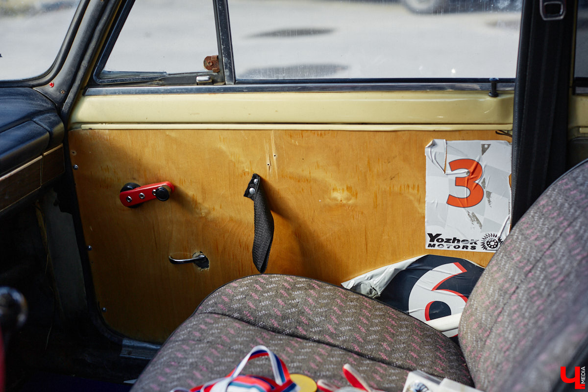 Гонщик из Суздаля Егор Астафьев покоряет локальные соревнования на своей винтажной «копейке», восстановленной из груды металла. В этом году он даже одержал победу на региональном чемпионате по автомногоборью. О своем пути от парковок у ТЦ к призовым местам на ралли молодой энтузиаст рассказал «Ключ-Медиа». 