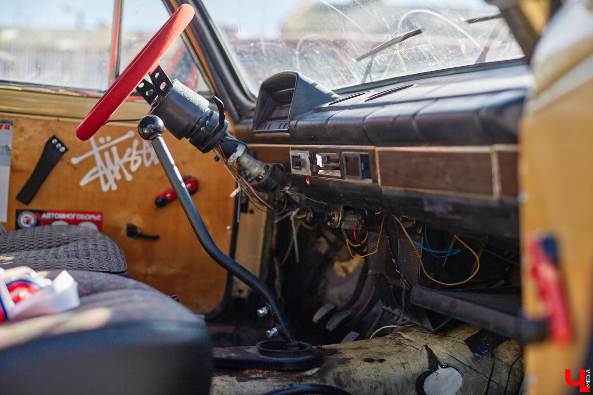 Гонщик из Суздаля Егор Астафьев покоряет локальные соревнования на своей винтажной «копейке», восстановленной из груды металла. В этом году он даже одержал победу на региональном чемпионате по автомногоборью. О своем пути от парковок у ТЦ к призовым местам на ралли молодой энтузиаст рассказал «Ключ-Медиа». 