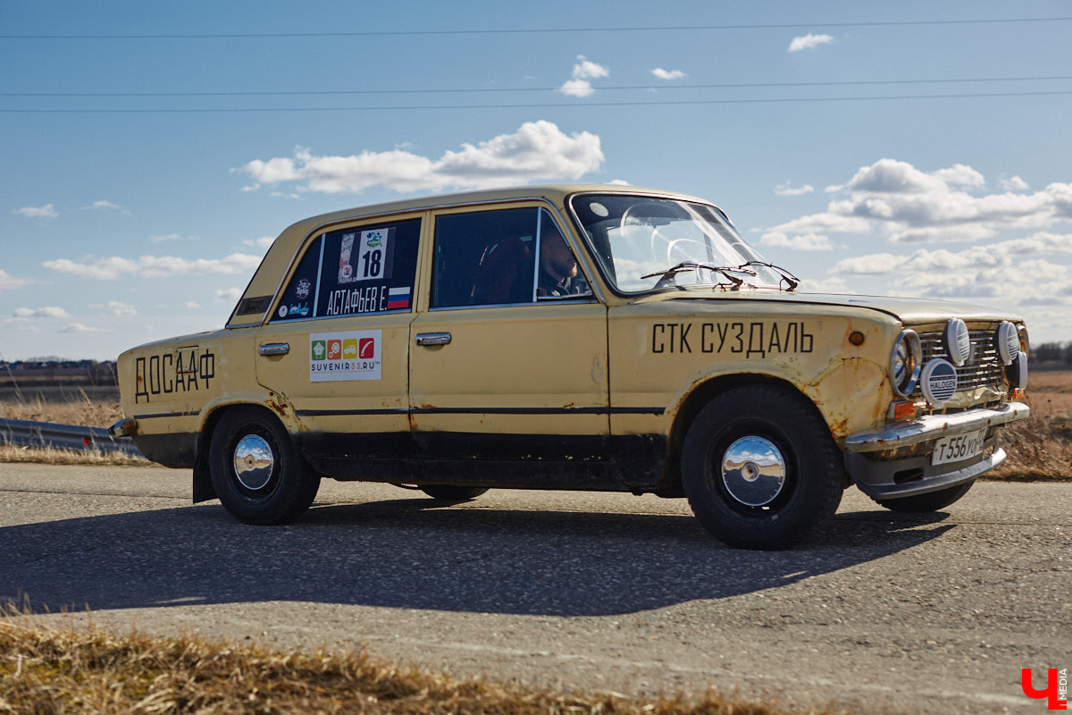 Гонщик из Суздаля Егор Астафьев покоряет локальные соревнования на своей винтажной «копейке», восстановленной из груды металла. В этом году он даже одержал победу на региональном чемпионате по автомногоборью. О своем пути от парковок у ТЦ к призовым местам на ралли молодой энтузиаст рассказал «Ключ-Медиа». 
