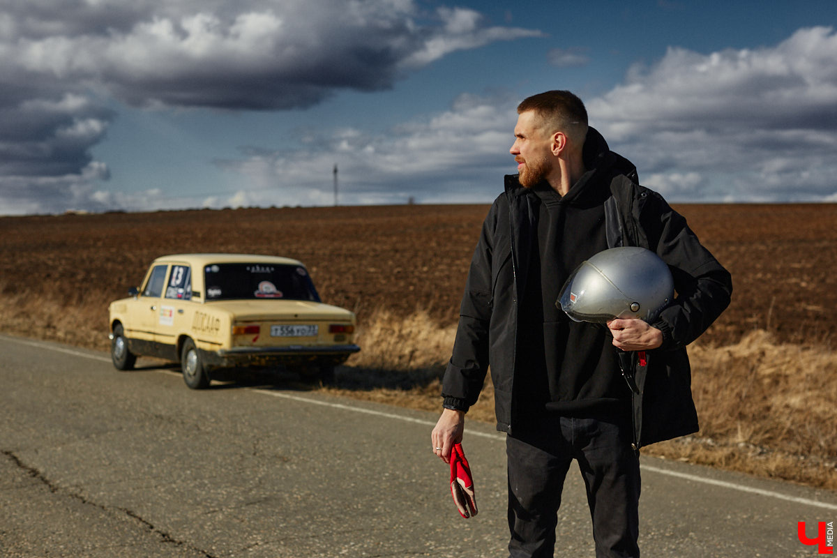 Гонщик из Суздаля Егор Астафьев покоряет локальные соревнования на своей винтажной «копейке», восстановленной из груды металла. В этом году он даже одержал победу на региональном чемпионате по автомногоборью. О своем пути от парковок у ТЦ к призовым местам на ралли молодой энтузиаст рассказал «Ключ-Медиа». 