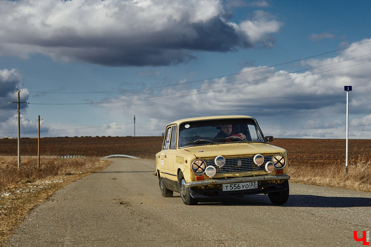 Гонщик из Суздаля Егор Астафьев покоряет локальные соревнования на своей винтажной «копейке», восстановленной из груды металла. В этом году он даже одержал победу на региональном чемпионате по автомногоборью. О своем пути от парковок у ТЦ к призовым местам на ралли молодой энтузиаст рассказал «Ключ-Медиа». 