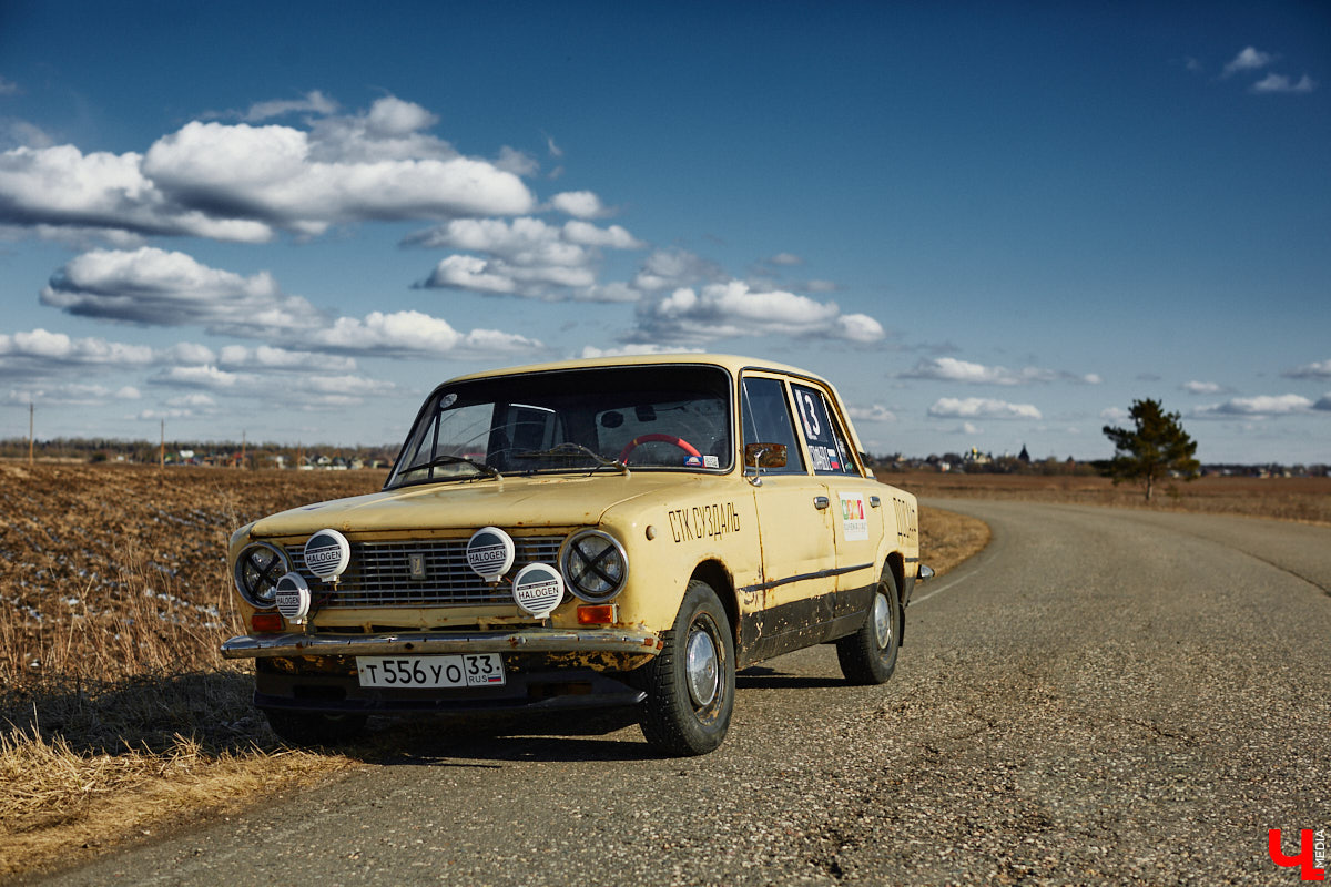Гонщик из Суздаля Егор Астафьев покоряет локальные соревнования на своей винтажной «копейке», восстановленной из груды металла. В этом году он даже одержал победу на региональном чемпионате по автомногоборью. О своем пути от парковок у ТЦ к призовым местам на ралли молодой энтузиаст рассказал «Ключ-Медиа». 