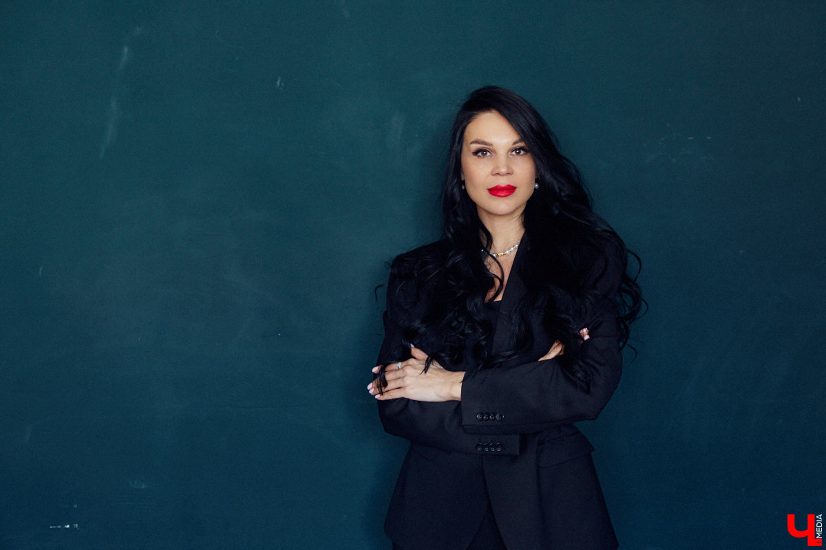 Обворожительная супруга популярного диджея из Владимира No Hopes Виктория Горбатюк — настоящая модница. Она не только умело комбинирует новые вещи, но и вписывает в свой стиль совсем неожиданные элементы. Например, пиджак и джинсовка из гардероба мужа стали частью образов, которые девушка собрала для нашего издания.