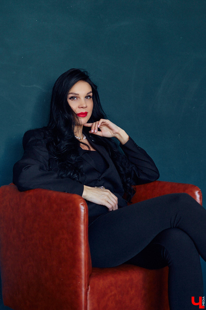 Обворожительная супруга популярного диджея из Владимира No Hopes Виктория Горбатюк — настоящая модница. Она не только умело комбинирует новые вещи, но и вписывает в свой стиль совсем неожиданные элементы. Например, пиджак и джинсовка из гардероба мужа стали частью образов, которые девушка собрала для нашего издания.