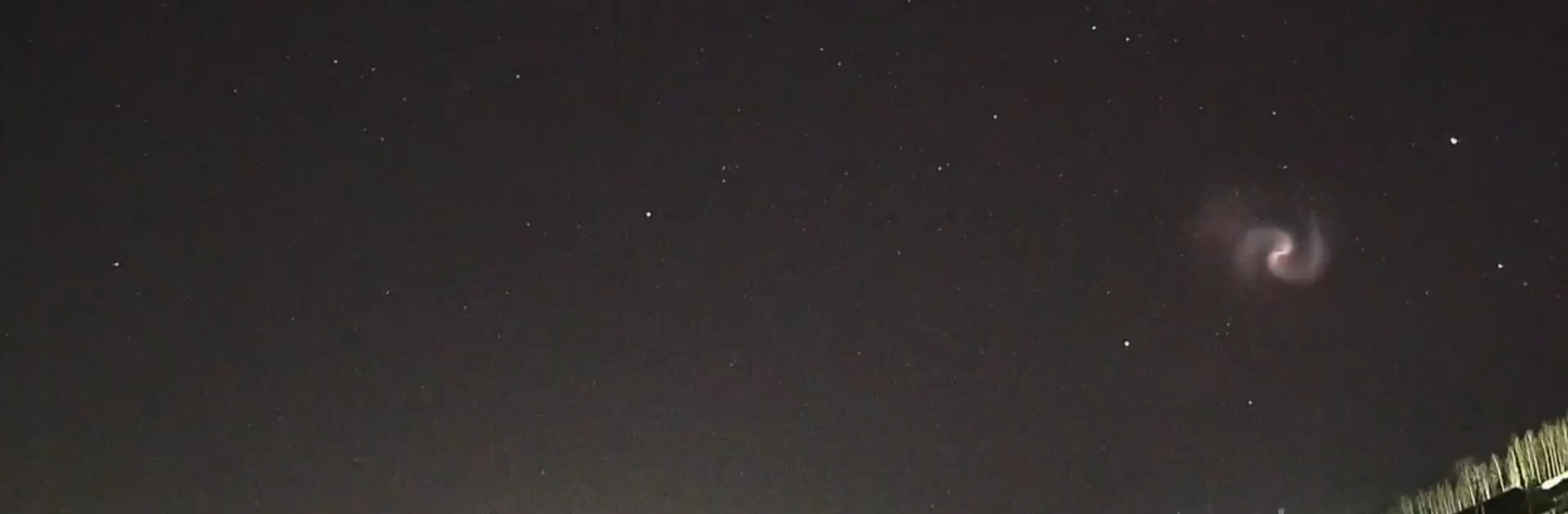 В небе кипит жизнь, а космос пестрит дивными объектами. Но знаем мы об этом только благодаря зорким наблюдателям с телескопами и камерами. Так, ковровский охотник за полярным сиянием сумел зафиксировать нашумевшую спираль, связанную с запуском Falcon 9, а владимирский астроном-любитель из своей обсерватории увидел потрясающей красоты туманности.