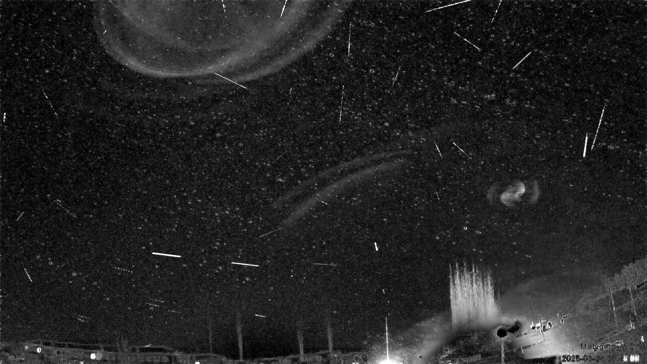 В небе кипит жизнь, а космос пестрит дивными объектами. Но знаем мы об этом только благодаря зорким наблюдателям с телескопами и камерами. Так, ковровский охотник за полярным сиянием сумел зафиксировать нашумевшую спираль, связанную с запуском Falcon 9, а владимирский астроном-любитель из своей обсерватории увидел потрясающей красоты туманности.