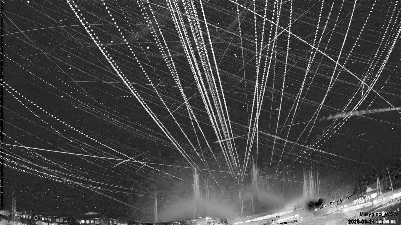 В небе кипит жизнь, а космос пестрит дивными объектами. Но знаем мы об этом только благодаря зорким наблюдателям с телескопами и камерами. Так, ковровский охотник за полярным сиянием сумел зафиксировать нашумевшую спираль, связанную с запуском Falcon 9, а владимирский астроном-любитель из своей обсерватории увидел потрясающей красоты туманности.