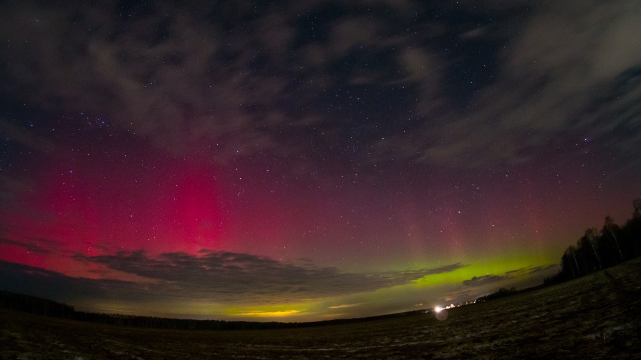 В небе кипит жизнь, а космос пестрит дивными объектами. Но знаем мы об этом только благодаря зорким наблюдателям с телескопами и камерами. Так, ковровский охотник за полярным сиянием сумел зафиксировать нашумевшую спираль, связанную с запуском Falcon 9, а владимирский астроном-любитель из своей обсерватории увидел потрясающей красоты туманности.