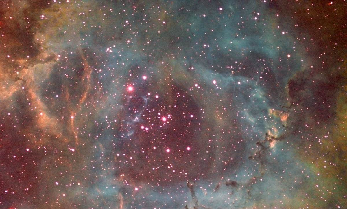 В небе кипит жизнь, а космос пестрит дивными объектами. Но знаем мы об этом только благодаря зорким наблюдателям с телескопами и камерами. Так, ковровский охотник за полярным сиянием сумел зафиксировать нашумевшую спираль, связанную с запуском Falcon 9, а владимирский астроном-любитель из своей обсерватории увидел потрясающей красоты туманности.