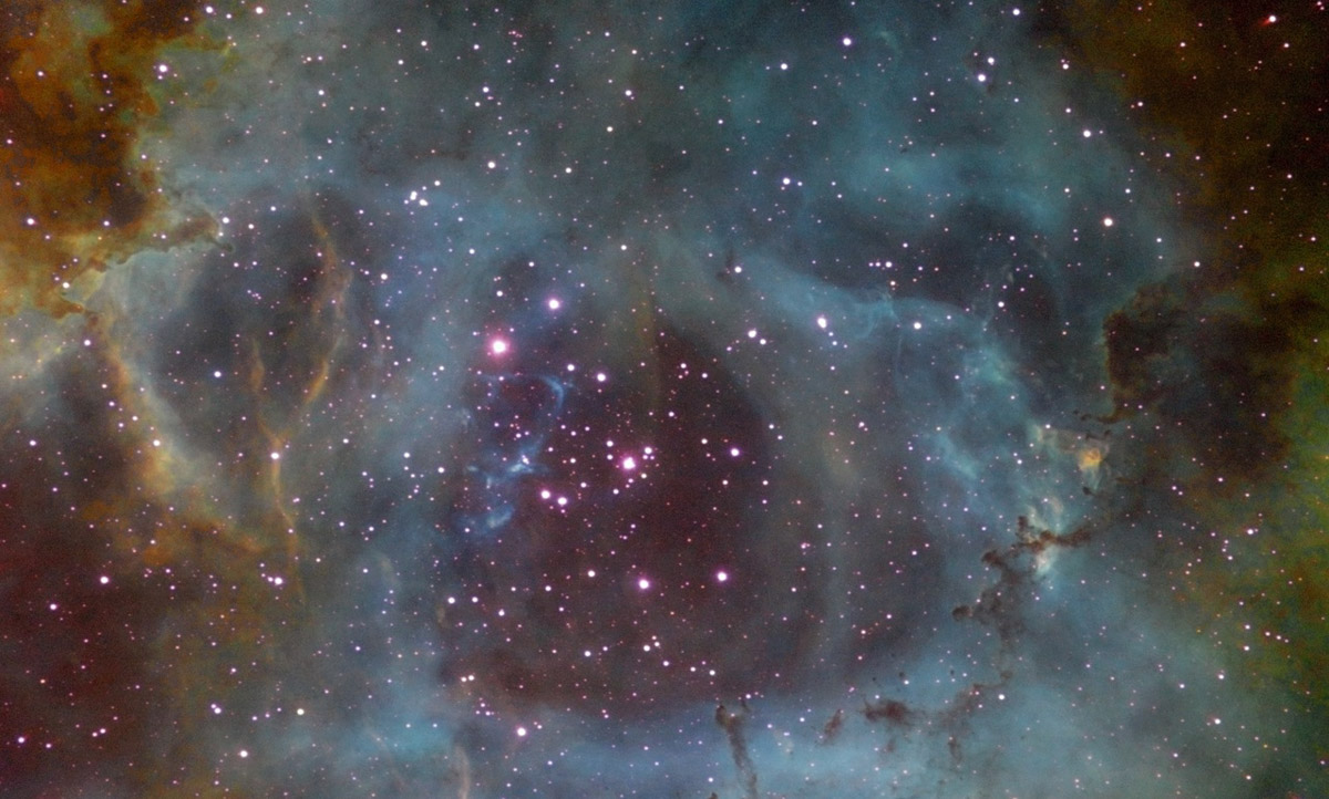 В небе кипит жизнь, а космос пестрит дивными объектами. Но знаем мы об этом только благодаря зорким наблюдателям с телескопами и камерами. Так, ковровский охотник за полярным сиянием сумел зафиксировать нашумевшую спираль, связанную с запуском Falcon 9, а владимирский астроном-любитель из своей обсерватории увидел потрясающей красоты туманности.