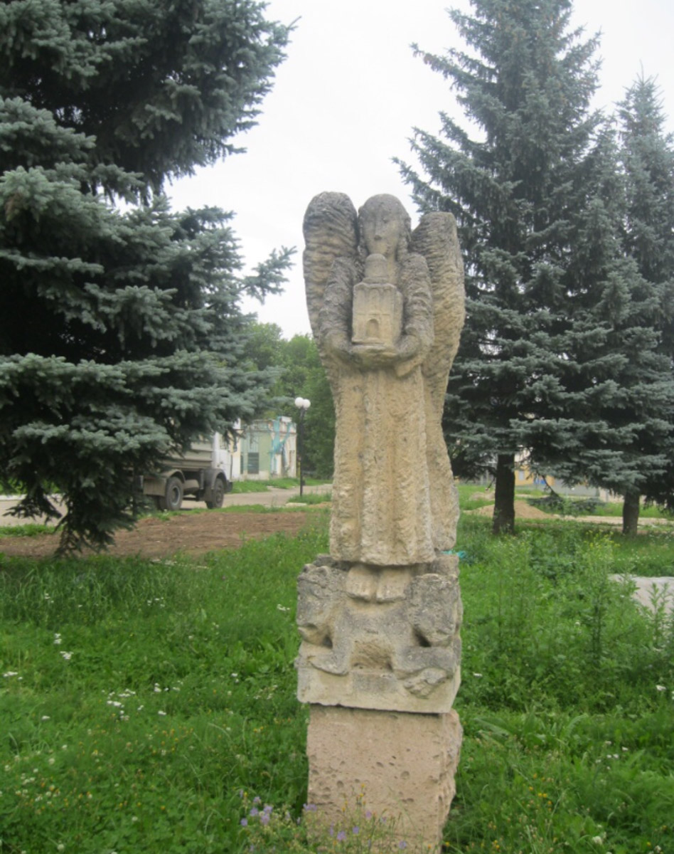 Белокаменные скульптуры под внезапным мартовским снегом обретают особое очарование. Уверены, многие жители древней столицы не раз задумывались о значении необычных статуй недалеко от Золотых ворот. Что же это за символы? Мы попытались разобраться.