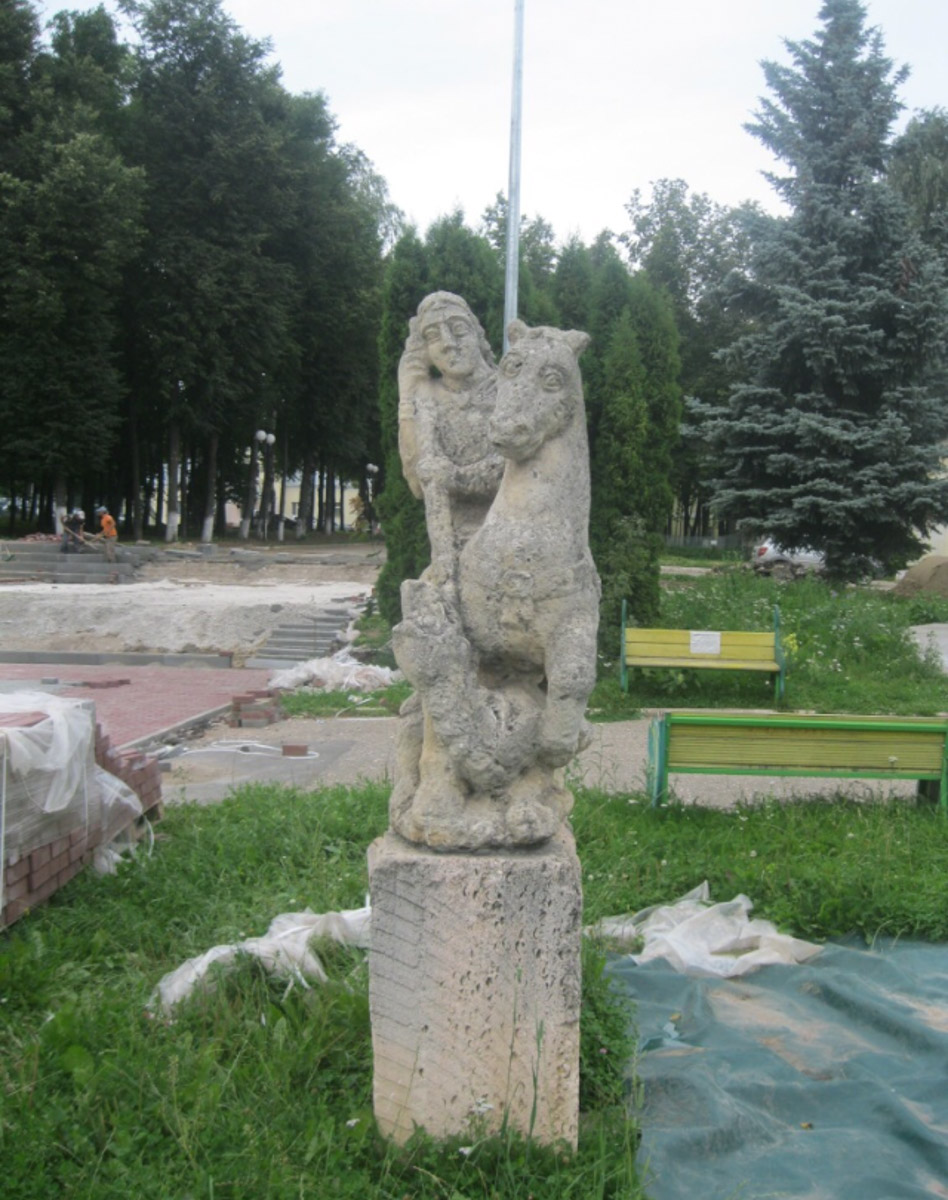 Белокаменные скульптуры под внезапным мартовским снегом обретают особое очарование. Уверены, многие жители древней столицы не раз задумывались о значении необычных статуй недалеко от Золотых ворот. Что же это за символы? Мы попытались разобраться.