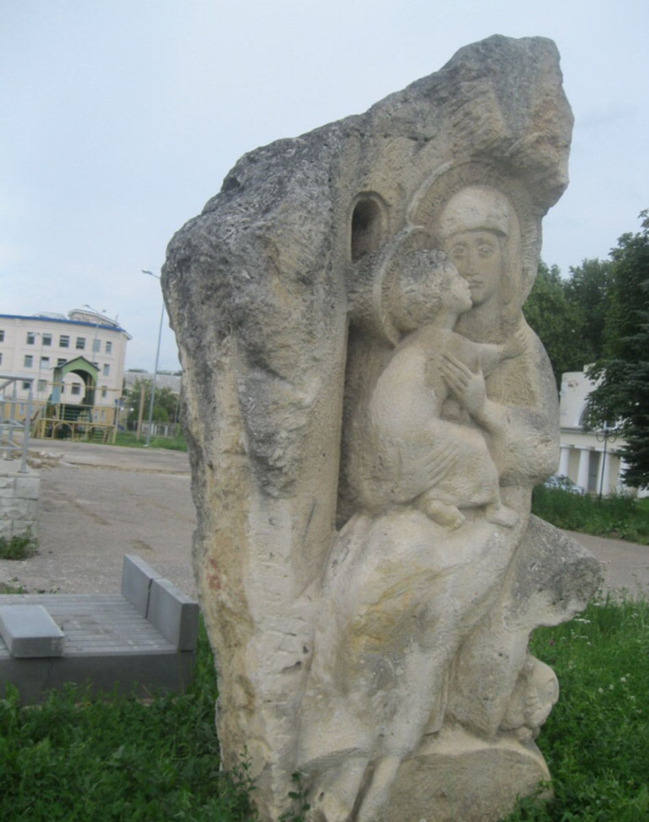 Белокаменные скульптуры под внезапным мартовским снегом обретают особое очарование. Уверены, многие жители древней столицы не раз задумывались о значении необычных статуй недалеко от Золотых ворот. Что же это за символы? Мы попытались разобраться.