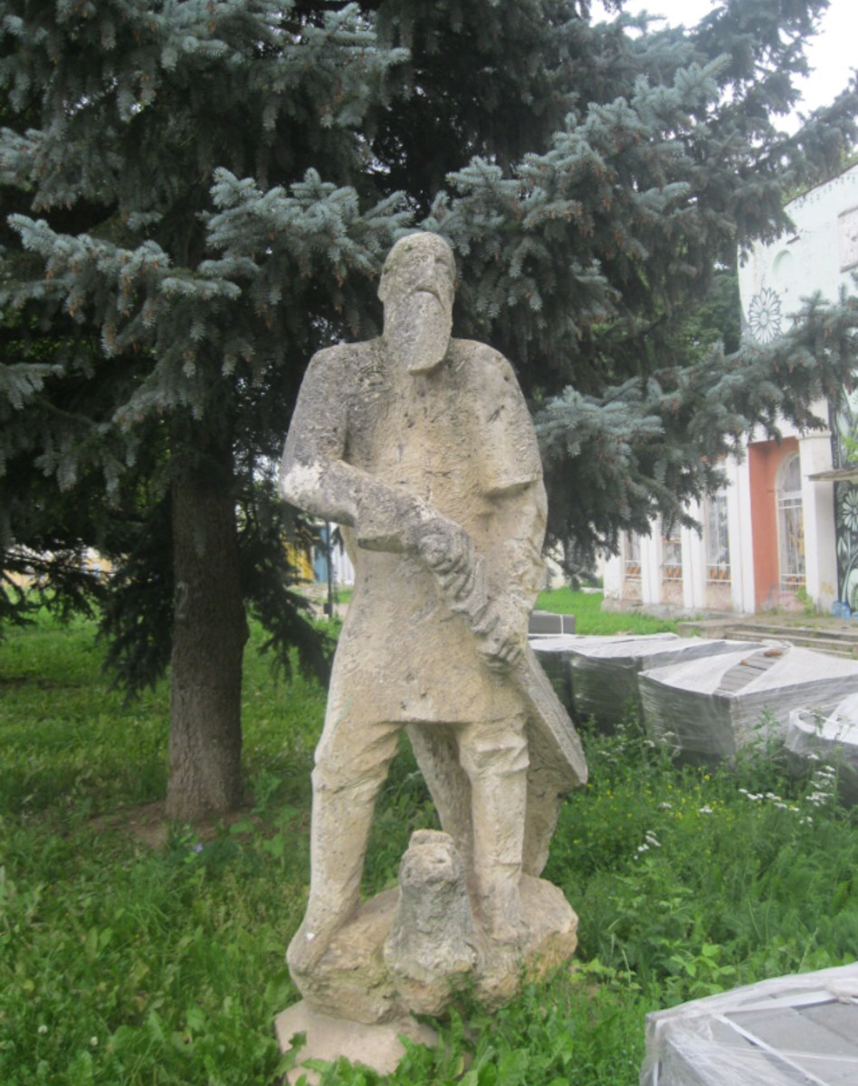 Белокаменные скульптуры под внезапным мартовским снегом обретают особое очарование. Уверены, многие жители древней столицы не раз задумывались о значении необычных статуй недалеко от Золотых ворот. Что же это за символы? Мы попытались разобраться.