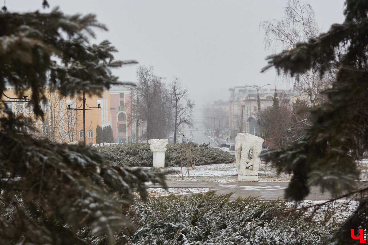 Белокаменные скульптуры под внезапным мартовским снегом обретают особое очарование. Уверены, многие жители древней столицы не раз задумывались о значении необычных статуй недалеко от Золотых ворот. Что же это за символы? Мы попытались разобраться.