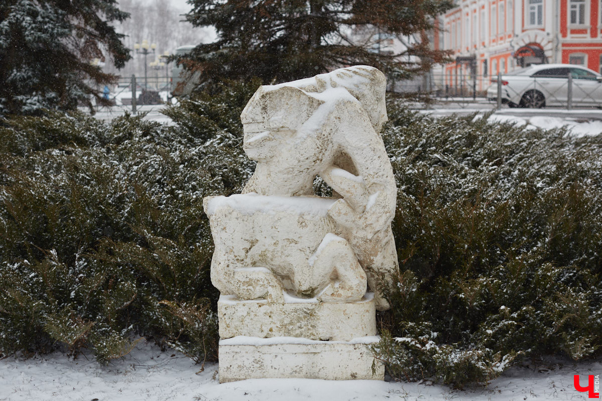 Белокаменные скульптуры под внезапным мартовским снегом обретают особое очарование. Уверены, многие жители древней столицы не раз задумывались о значении необычных статуй недалеко от Золотых ворот. Что же это за символы? Мы попытались разобраться.