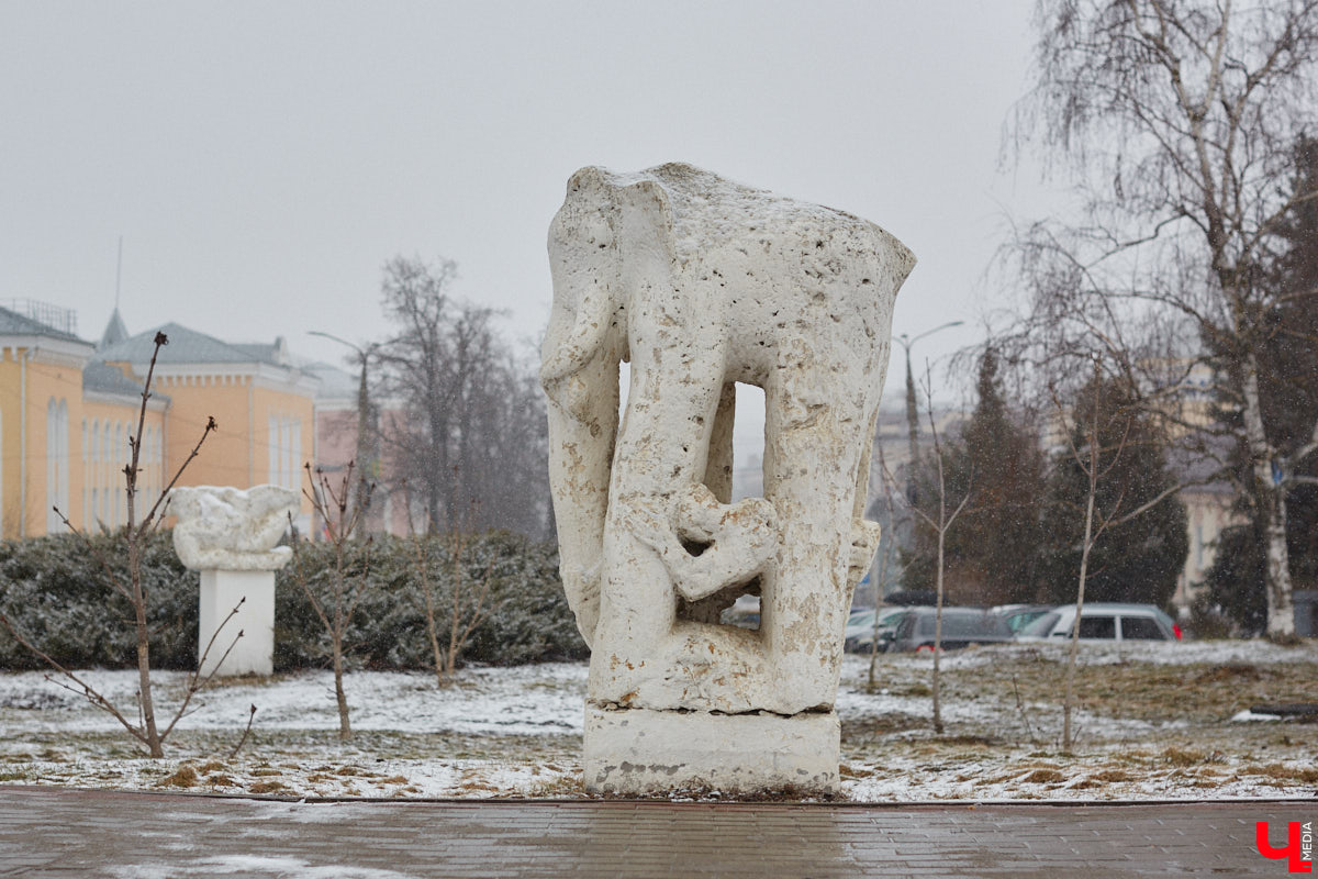 Белокаменные скульптуры под внезапным мартовским снегом обретают особое очарование. Уверены, многие жители древней столицы не раз задумывались о значении необычных статуй недалеко от Золотых ворот. Что же это за символы? Мы попытались разобраться.