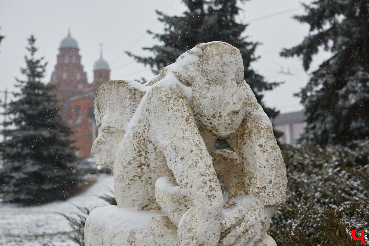 Белокаменные скульптуры под внезапным мартовским снегом обретают особое очарование. Уверены, многие жители древней столицы не раз задумывались о значении необычных статуй недалеко от Золотых ворот. Что же это за символы? Мы попытались разобраться.
