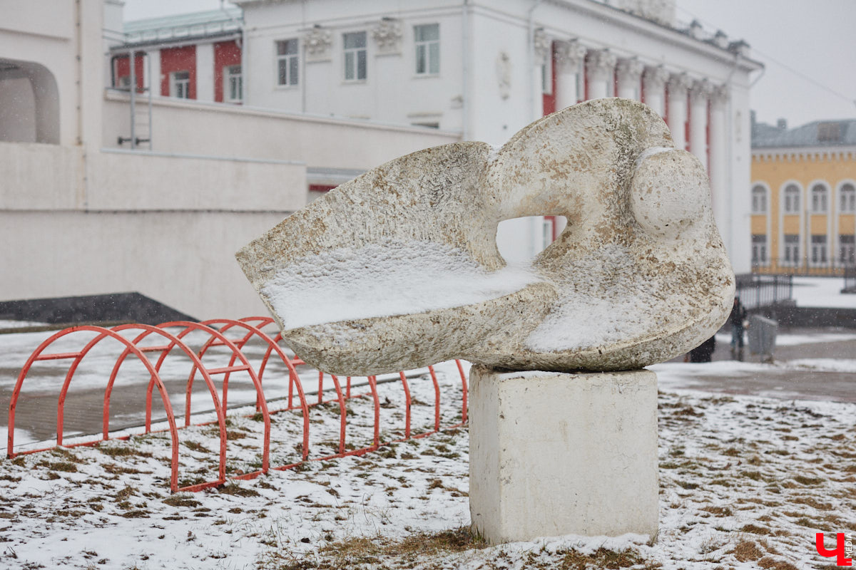 Белокаменные скульптуры под внезапным мартовским снегом обретают особое очарование. Уверены, многие жители древней столицы не раз задумывались о значении необычных статуй недалеко от Золотых ворот. Что же это за символы? Мы попытались разобраться.