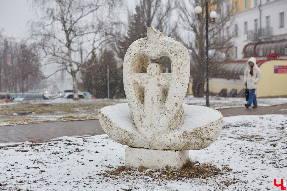Белокаменные скульптуры под внезапным мартовским снегом обретают особое очарование. Уверены, многие жители древней столицы не раз задумывались о значении необычных статуй недалеко от Золотых ворот. Что же это за символы? Мы попытались разобраться.